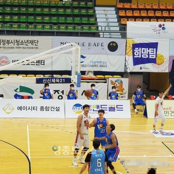 사진 / 경기 모습 / 관중석이 텅 비어 있다. 