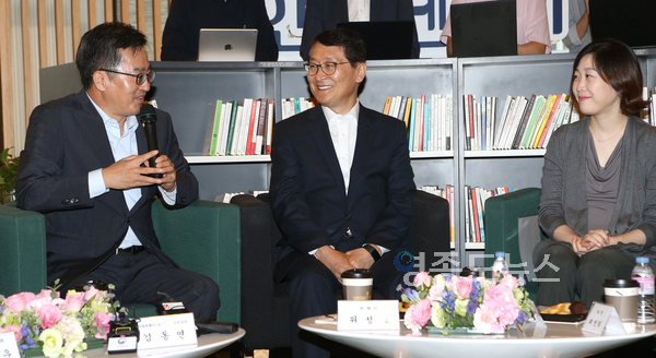 김동연 경제부총리(왼쪽에서 첫번째)가 18일 서울 중구 소재 신한은행 본점에서 진행된 여성고용 관련 신한은행 직원과의 간담회에서 위성호 신한은행장(가운데), 신한은행 직원들과 함께 의견을 나누는 모습 <사진 : 신한은행>