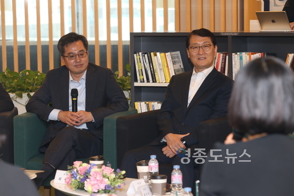 김동연 경제부총리(왼쪽에서 첫번째)와 위성호 신한은행장(가운데)이 18일 서울 중구 소재 신한은행 본점에서 진행된 여성고용 관련 신한은행 직원과의 간담회에서 신한은행 직원들의 의견을 경청하는 모습 <사진 : 신한은행>