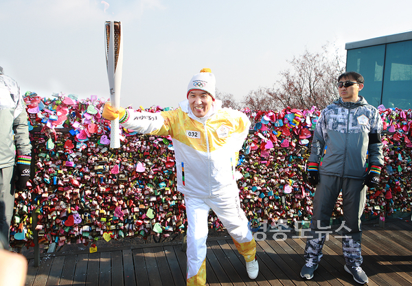 15일 함영주 KEB하나은행장(사진 가운데)이 2018 평창동계올림픽 성화봉송 행사에 참여하여 스케이팅 포즈를 취하고 있다. <사진 : 하나은행>