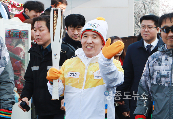 15일 함영주 KEB하나은행장(사진 가운데)이 2018 평창동계올림픽 성화봉송 행사에 참여하여 성화를 들고 기념사진 촬영을 하고 있다. <사진 : 하나은행>