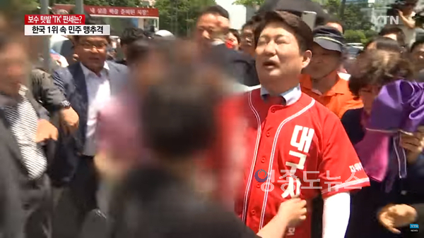 권영진 자유한국당 대구시장 후보가 지난달 31일 낮 대구 중구 반월당네거리에서 출정식을 끝내고 이동하던 중 한 중년여성에 밀려 넘어지고 있다. <사진 : YTN 화면캡쳐>