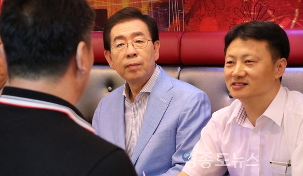 박원순 더불어민주당 서울시장 후보가 서울시 구로구에서 열린 간담회 자리에서 가맹점주들의 고충을 듣고있다. <사진 : 박종호 기자>