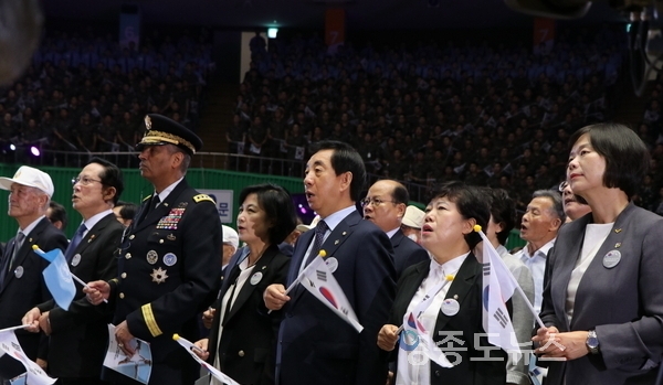 6.25전쟁 제68주년 행사에 참석한 추미애 더불어민주당 대표, 김성태 자유한국당 대표 권한대행, 조배숙 민주평화당 대표, 이정미 정의당 대표가 6.25의 노래를 제창하고 있다. <사진 : 박종호 기자>