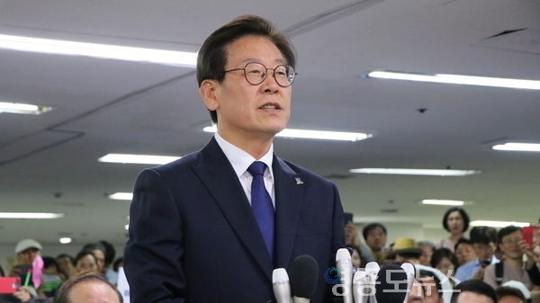 이재명 경기도지사 당선인이 지난 13일 당선이 확실시 된 후 캠프를 찾아 인터뷰 하는 모습 <사진 : 박종호 기자>