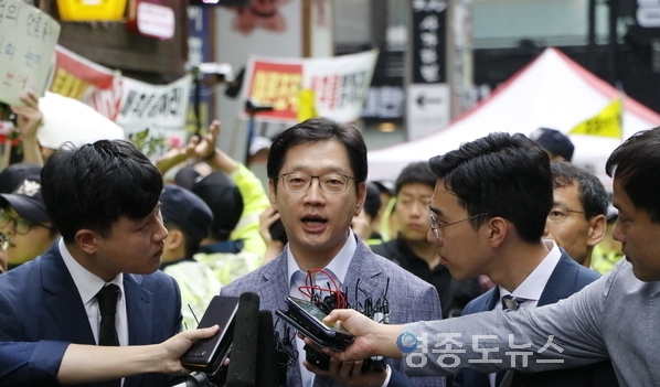 '드루킹' 댓글 조작 공모 혐의를 받는 김경수 경남도지사가 6일 허익범 특별검사팀에 출석해 기자들의 질문에 답하고 있다.. <사진 : 박종호 기자>