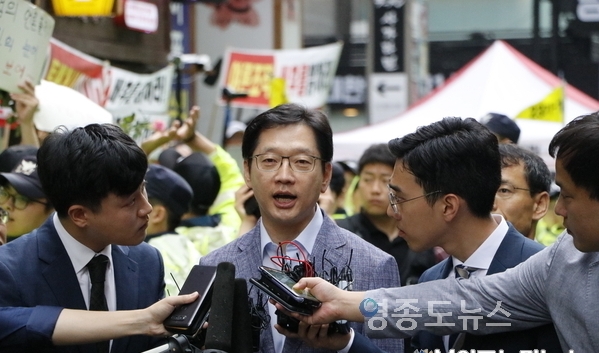 김경수 경남도지사가 6일 오전 서울 강남구에 위치한 허익범 특별검사팀 사무실에 피의자 신분으로 출석했다 <사진 : 박종호 기자>
