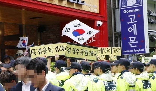 김경수 경남도지사의 지지자들이 피켓을 들어보이며 김 지사를 응원하고 있다. <사진 : 박종호 기자>