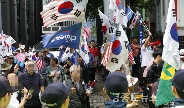 대한애국당 등 보수단체 소속 시민들이 "김경수 종신형" 등의 구호를 외치고 있다. <사진 : 박종호 기자>