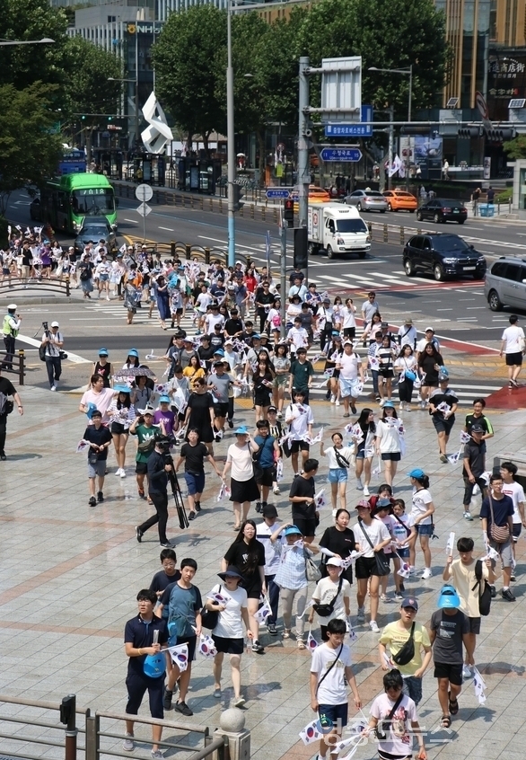 타종행사에 참석한 시민들이 종로구청을 시작으로 보신각까지 태극기를 들고 행진하고 있다. <사진 : 박종호 기자>