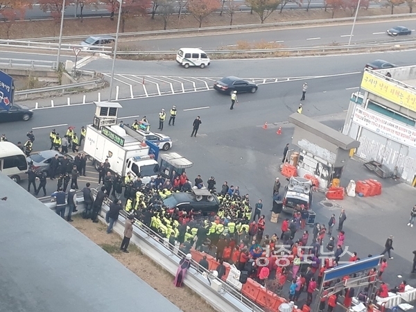 오전부터 단전, 단수가 시작되면서 상인들은 온종일 농성을 이어갔다.