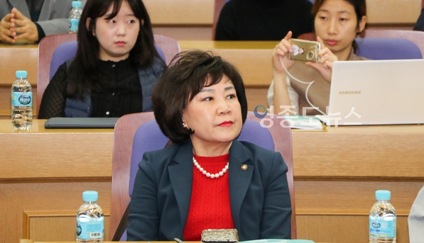 김순례 자유한국당 의원이 14일 오전 국회 의원회관에서 열린 '사립유치원 이대로 지속가능한가' 토론회에서 참석자들의 인사말을 듣고 있다. <사진 : 박종호 기자>