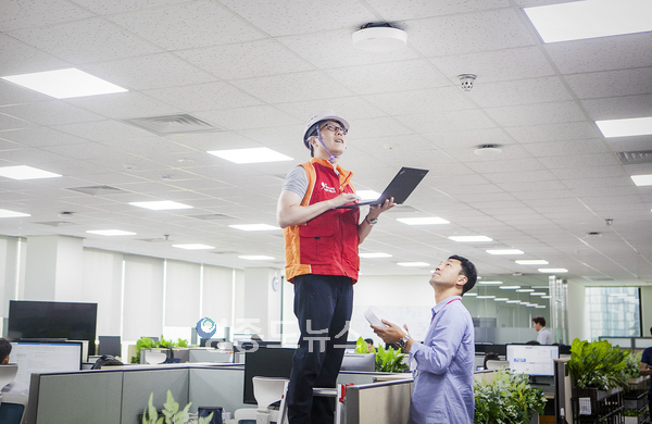 SK텔레콤 구성원들이 분당사옥 5G 기지국에 5GX 인빌딩 솔루션을 적용해최종성능 검증을 하고 있다. / 사진 : SKT