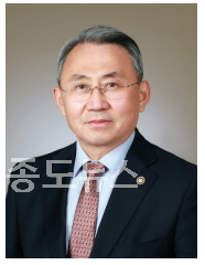 모종화 본지 편집위원<br>
전 병무청장 <br>
전 한국방위산업진흥회 상근부회장<br>
전 1군단장, 육군인사사령관, 합동군사대학교 총장<br>
육군사관학교, 서영대학교, 한국뉴욕주립대 초빙/석좌 교수<br>
