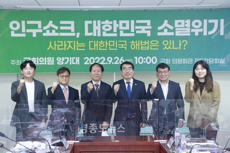 왼쪽부터 박지웅 남성패널, 강동수 위원, 김택환 교수, 양기대 의원, 서형수 전 부위원장, 박수빈 여성패널