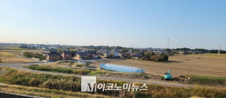 도쿄 아키하바라역에서 출발한 쓰쿠바익스프레스에서 바라본 일본 수도권의 전원 풍경 