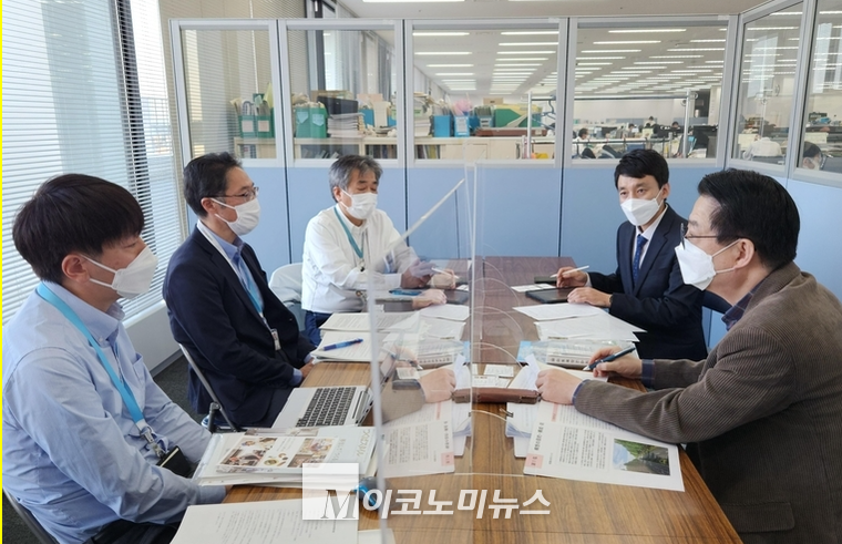 쓰쿠바시의 인구를 늘리고, 쓰쿠바 시 주변지역의 인구밀도를 높이기 위해 3년 전부터 실시했다는 「쓰쿠바 Rezone8」 프로그램을 소개하는 쓰쿠바시 공무원들. (왼쪽 맨 안쪽 끝이 다나카 마시시 주택정책과장) 