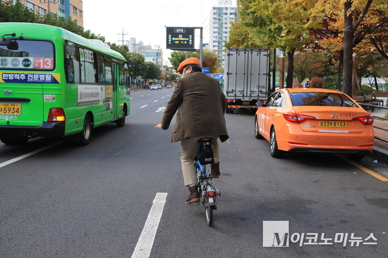 20년 째 자전거 생활화를 실천하고 있는 한국자전거정책연합 류재영 회장. 그는 "자전거 사고가 도로에서 일어나는 것은 운전자가 자전거를 자기 차선에 무단으로 끼어드는 성가신 존재라고 생각하는 의식 때문이라"고 말했다. 곧, 은어가 자기 영역으로 들어오는 다른 은어를 공격하는 것처럼 운전자는 자전거를 몰아내고 싶어한다. / 김영환 기자 