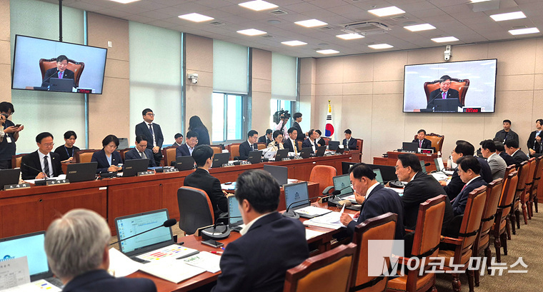 국회 산자중위 국정감사에서 코트라 전직 노조위원장의 비리 의혹이 집중해서 다뤄졌다. 사진=김영명 기자