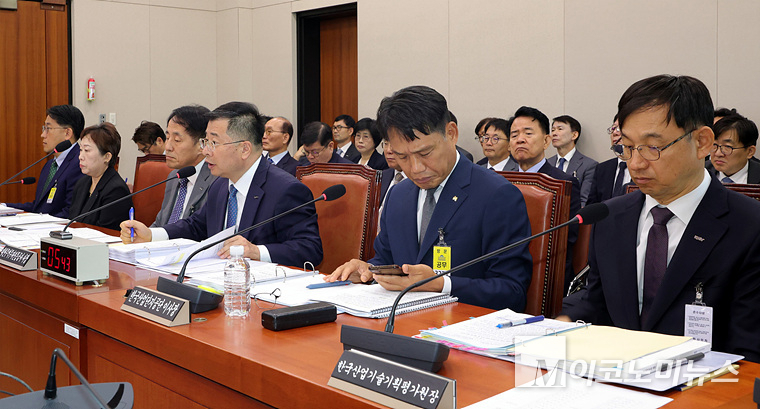 강경성 코트라 사장이 코트라에 제기된 여러 문제에 대해 입장을 표명하고 있다. 사진=최동환 기자