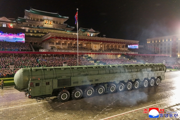 <strong>북한, 노동당 창건 80주년 경축 열병식 개최</strong><br>
(평양 조선중앙통신=연합뉴스) 지난 10일 김일성광장에서 노동당 창건 80주년 경축 열병식이 성대히 거행됐다고 조선중앙통신이 11일 보도했다. 사진은 화성-20형으로 추정되는 신형 대륙간탄도미사일(ICBM)의 모습 2025.10.11