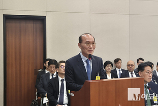 [국감] 박원동 코트라 상임감사, 성추행·스토킹 의혹 국감서 정면 대치